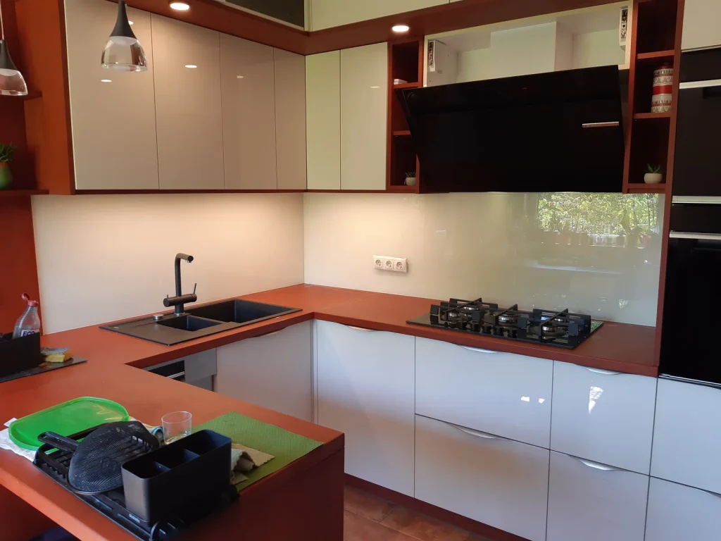 konyhai üvegfal fröccsenésgátló üveg szerelés Budapest