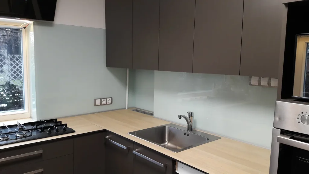 konyhai üvegfal fröccsenésgátló üveg szerelés Budapest