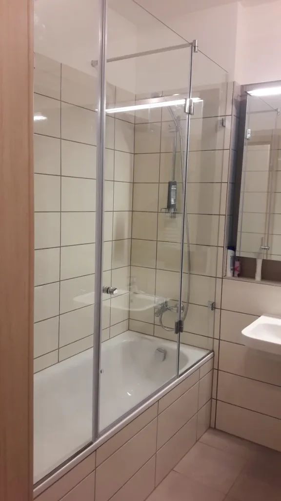 üveg biztonsági üveg tolóajtó zuhanykabin beépítése üveges Budapest