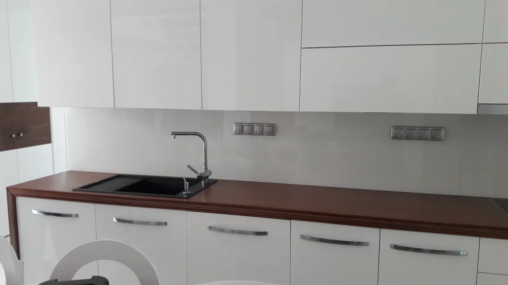konyhai üvegfal fröccsenésgátló üveg szerelés Budapest