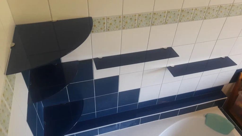 biztonsági üvegajtó polc beépítése üveges Budapest